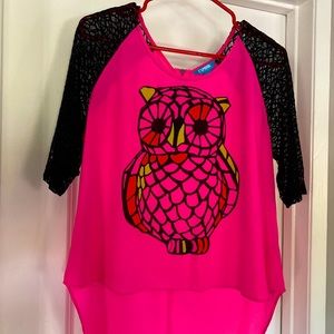 Cute neon shirt with black sleeves.